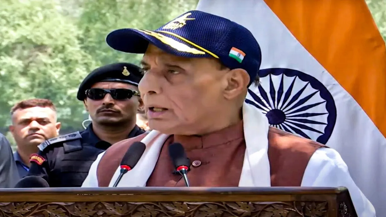 जम्मू कश्मीर में जवानों से मिले राजनाथ सिंह, कहा- ‘ऑपरेशन सिंदूर’ से पाकिस्तान की छाती पर पहुंचाई गई चोट