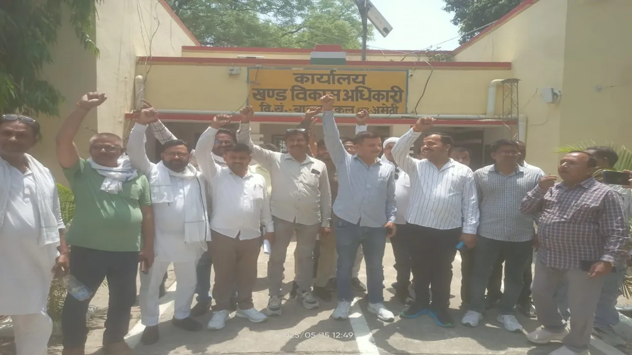 अमेठी: बाजार शुकुल ब्लॉक पर ग्राम प्रधानों का जोरदार प्रदर्शन, जल जीवन मिशन के अधिशासी अभियंता के खिलाफ फूटा आक्रोश