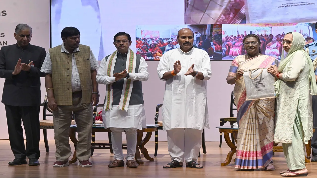 राष्ट्रपति मुर्मू बोलीं- बुजुर्ग अतीत की कड़ी और भविष्य के मार्गदर्शक होते हैं