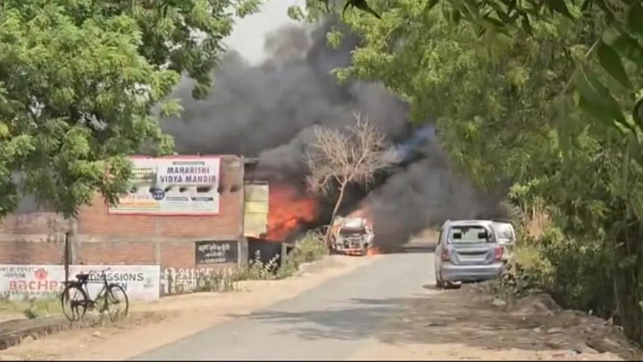 कानपुर: कार गैराज में लगी भीषण आग, एक दर्जन से अधिक गाड़ियां जलकर खाक