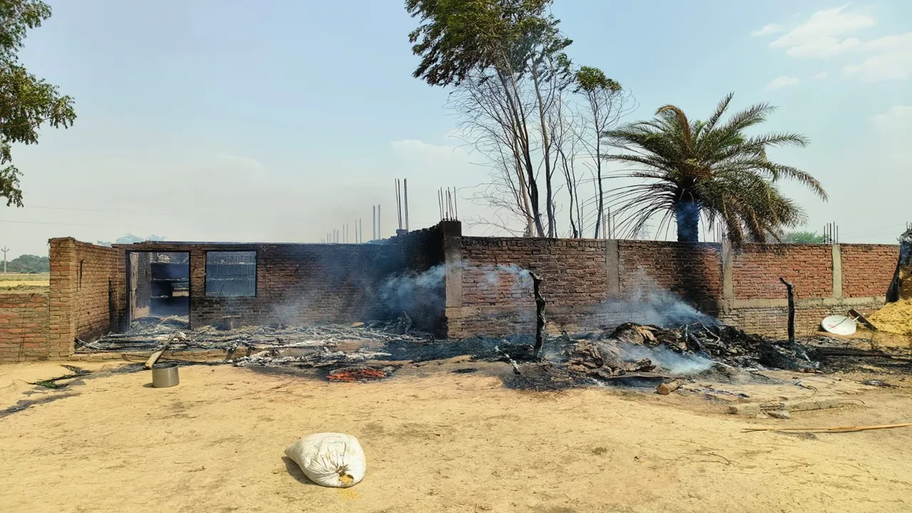 कानपुर: प्लाट में लगी आग से जला मजदूर का घर, गृहस्थी जलकर खाक 