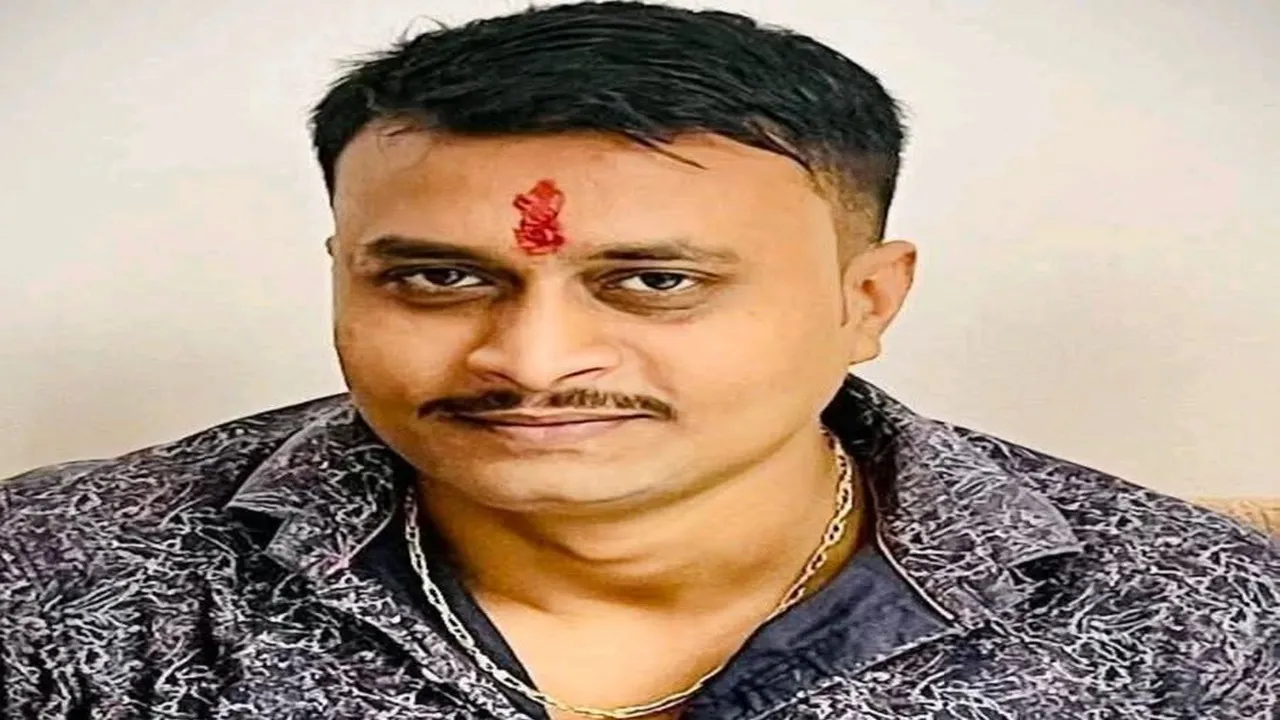 हरदोई: रिश्तेदारी से लौट रहे प्रधान प्रतिनिधि की सड़क हादसे में मौत, पेड़ से टकराकर पलटी कार