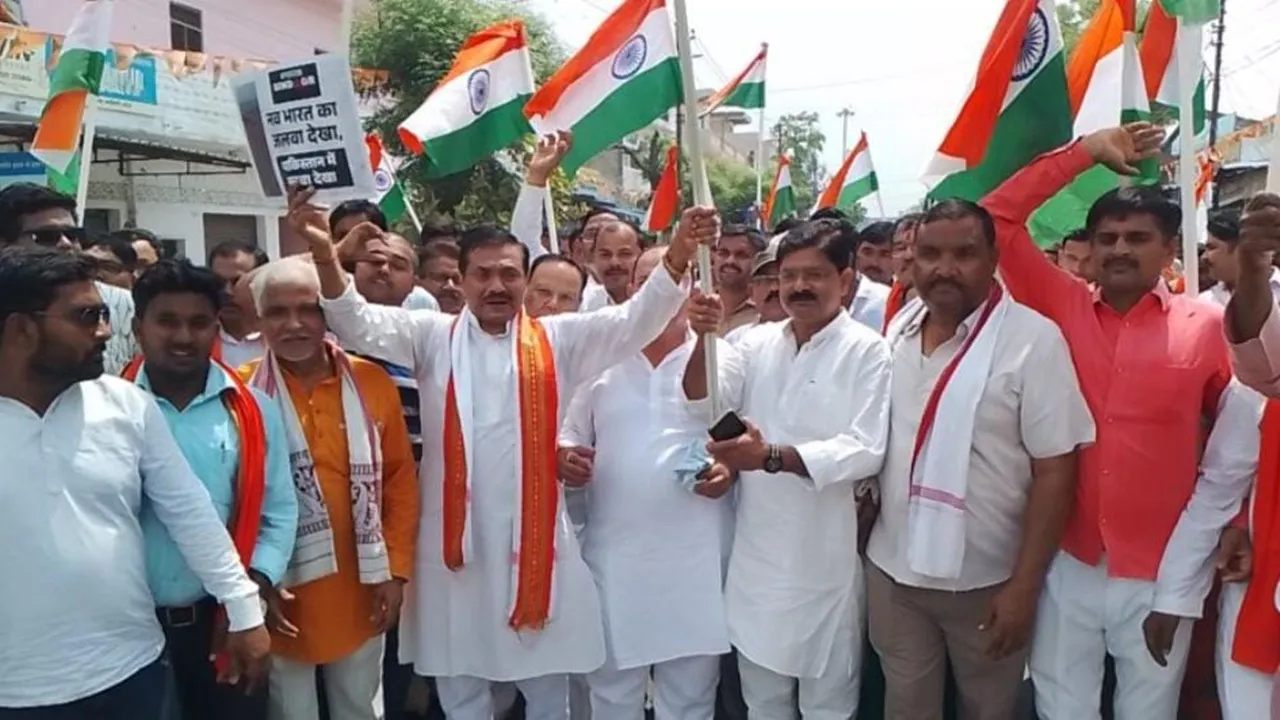 अमेठी: 'भारत शौर्य तिरंगा यात्रा' में उमड़ा जनसैलाब, देशभक्ति के रंग में रंगा जनपद