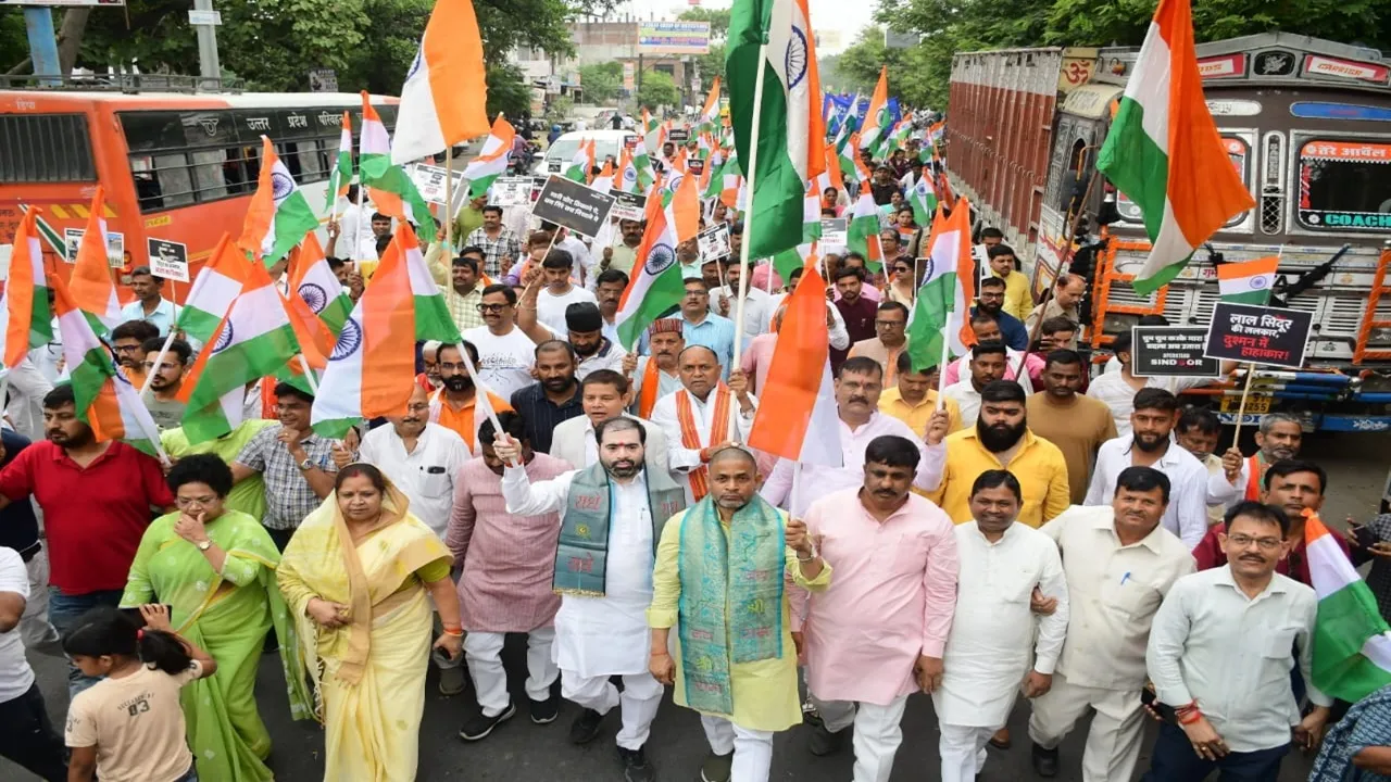 बाराबंकी: तिरंगा यात्रा निकाल सेना के अदम्य साहस-शौर्य को किया नमन