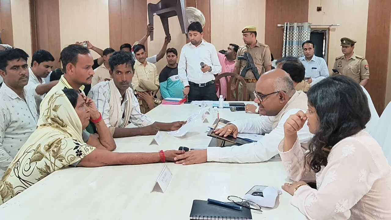 कानपुर: डीएम के समाधान दिवस में उमड़ी फरियादियों की भीड़, राजस्व से जुड़ी शिकायतों की भरमार