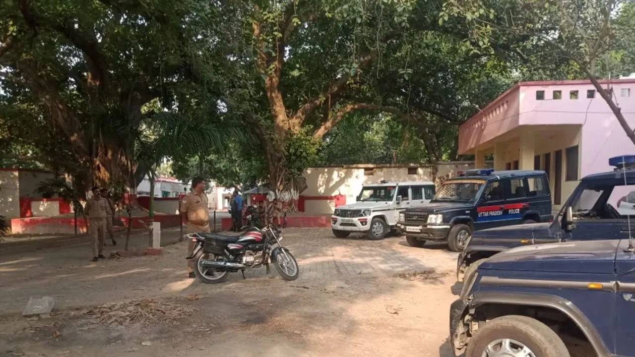  जौनपुर: पुलिस मुठभेड़ में मारा गया एक गौ तस्कर, दो के पैर में लगी गोली, हेड कांस्टेबल ने भी गंवाई जान 