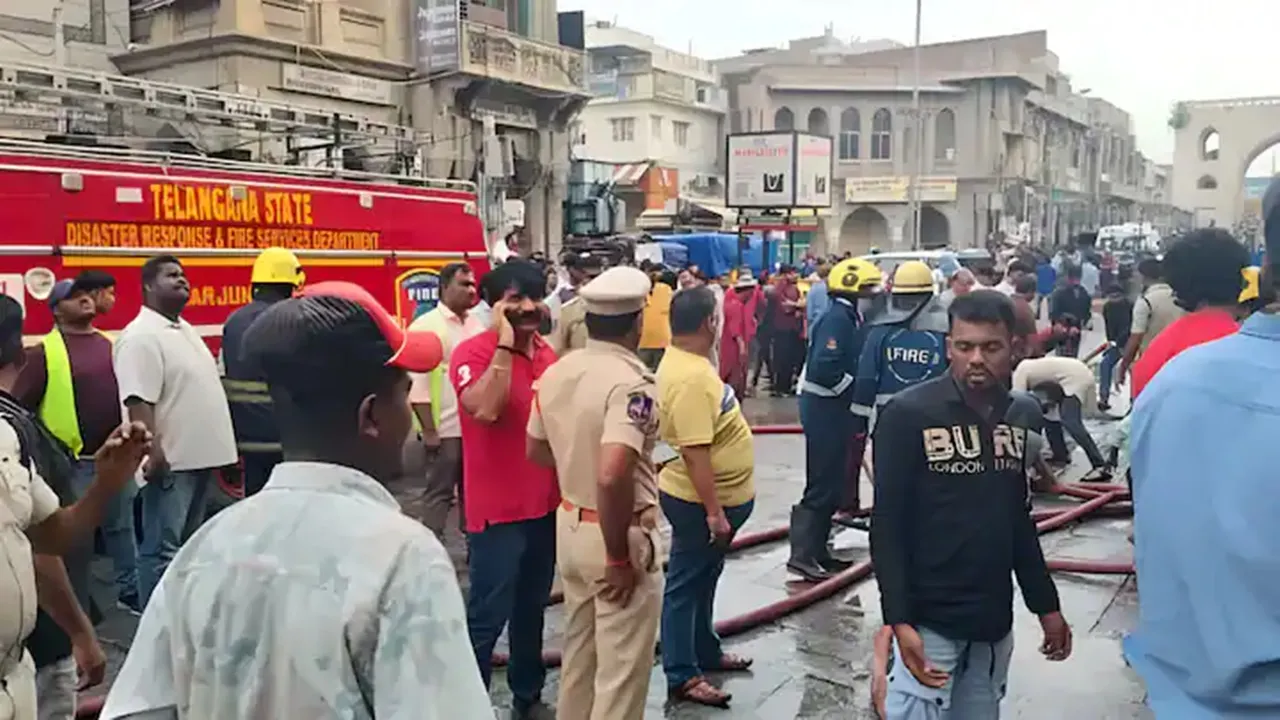 हैदराबाद में दर्दनाक हादसा: गुलजार हाउस के पास एक बिल्डिग में लगी भीषण आग, आठ बच्चों समेत 17 लोगों की मौत, कई घायल