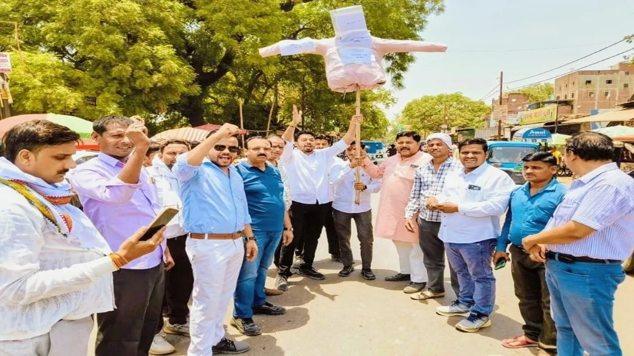 कानपुर: डिप्टी सीएम ब्रजेश पाठक के विरुद्ध अभद्र टिप्पणी पर भाजपा व ब्राह्मण संगठन के लोगों ने फूंका सपा का पुतला 