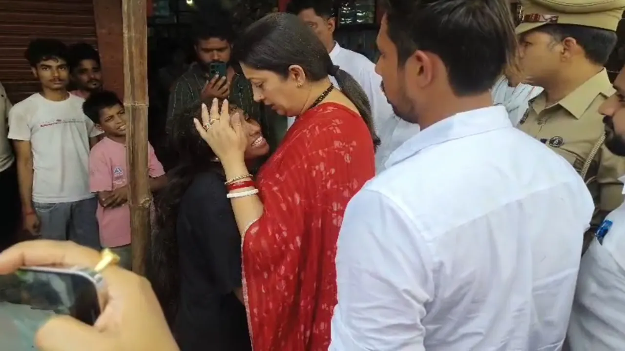 अमेठीः परिवार के तीन लोगों की एक साथ मौत से छाया मातम, स्मृति ईरानी ने परिजनों से मिलकर जताई संवेदना