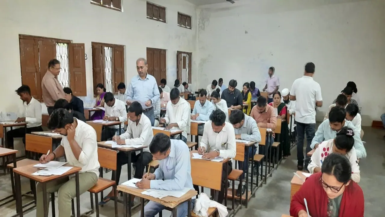 प्रतापगढ़: एलएलबी की परीक्षा में नकल करते पकड़े गए 15 परीक्षार्थी, सचल दल ने किया रस्टीकेट