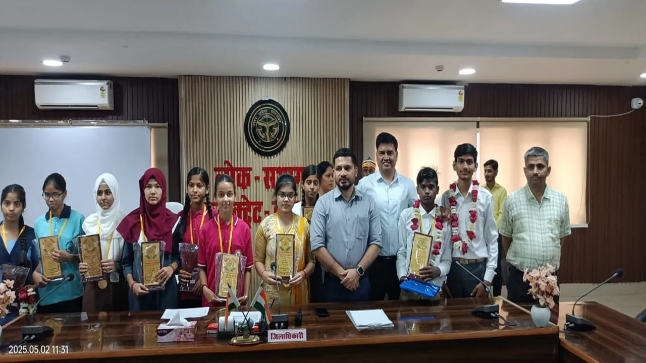 प्रदेश की टॉप 10 सूची में स्थान प्राप्त करना बड़ी बात: डीएम ने UP बोर्ड परीक्षा के मेधावी छात्रों को किया सम्मानित
