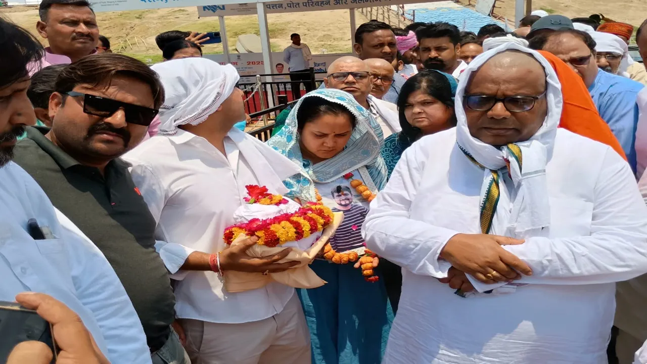प्रयागराज: पहलगाम हमले में मारे गए शुभम द्विवेदी की अस्थियां संगम में की गईं विसर्जित, परिजनों ने कहा मिले शहीद का दर्जा  