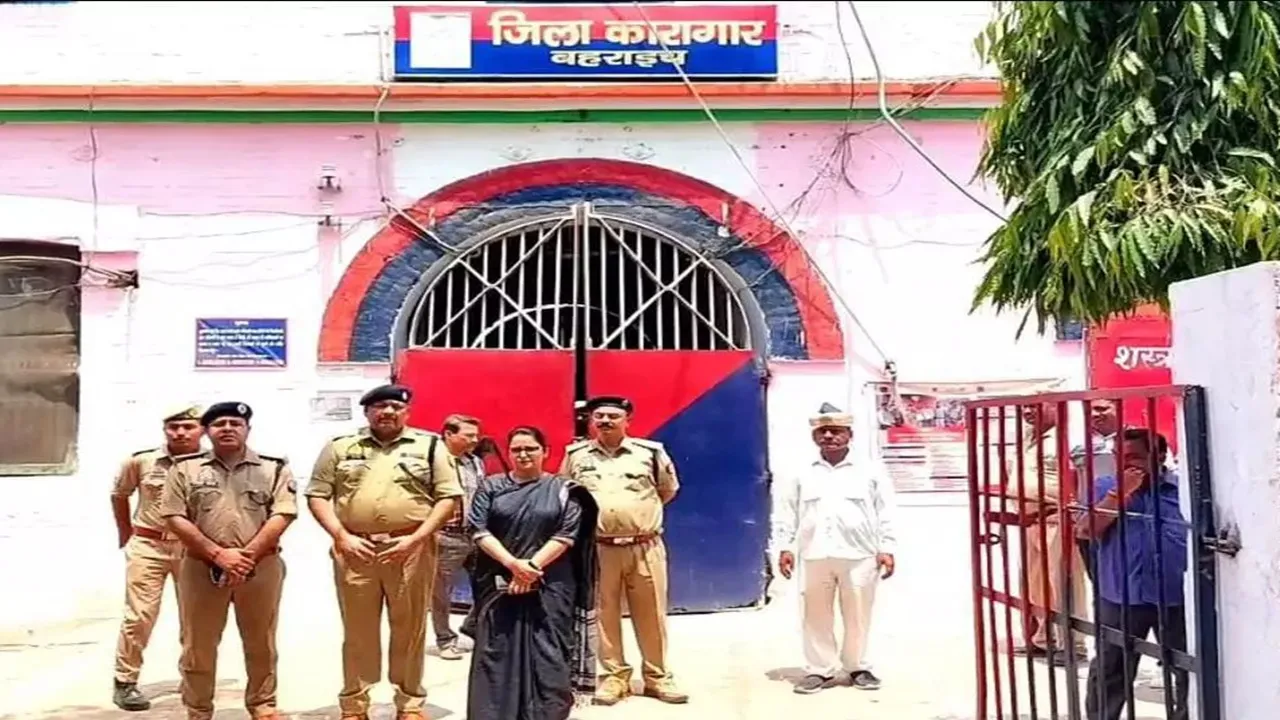बहराइच: डीएम और एसपी ने किया जिला जेल का निरीक्षण, कैंदियों से बातचीत कर जानीं समास्याएं  