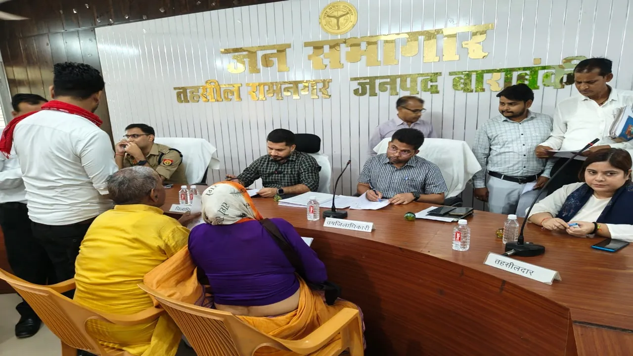 बाराबंकी: डीएम के तेवर देख अधिकारियों के छूटे पसीने, जानिए क्यों लेखपालों और राजस्व निरीक्षकों को क्यों दिया निलंबन की चेतावनी