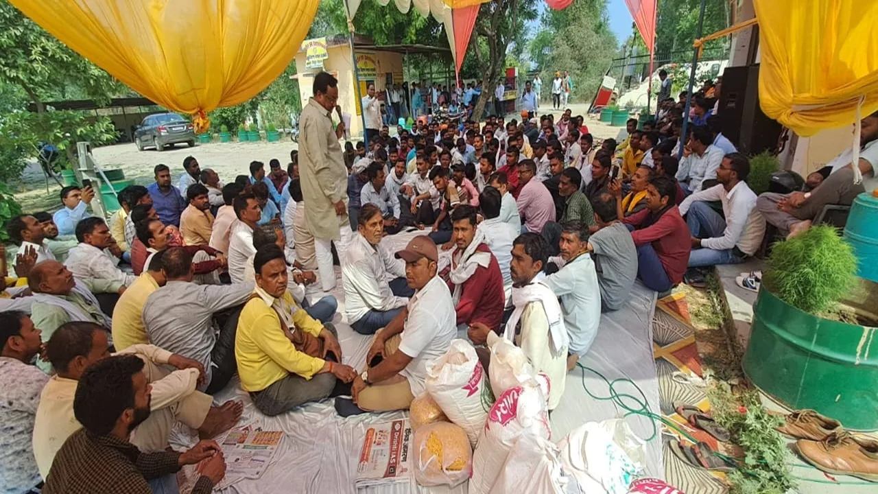 बाराबंकी: हटाए गए संविदाकार्मिकों वापस रखने तक रहेगा कार्य बहिष्कार, आंदोलन में सैकड़ों संविदा व रेगुलर कर्मचारी शामिल हुए