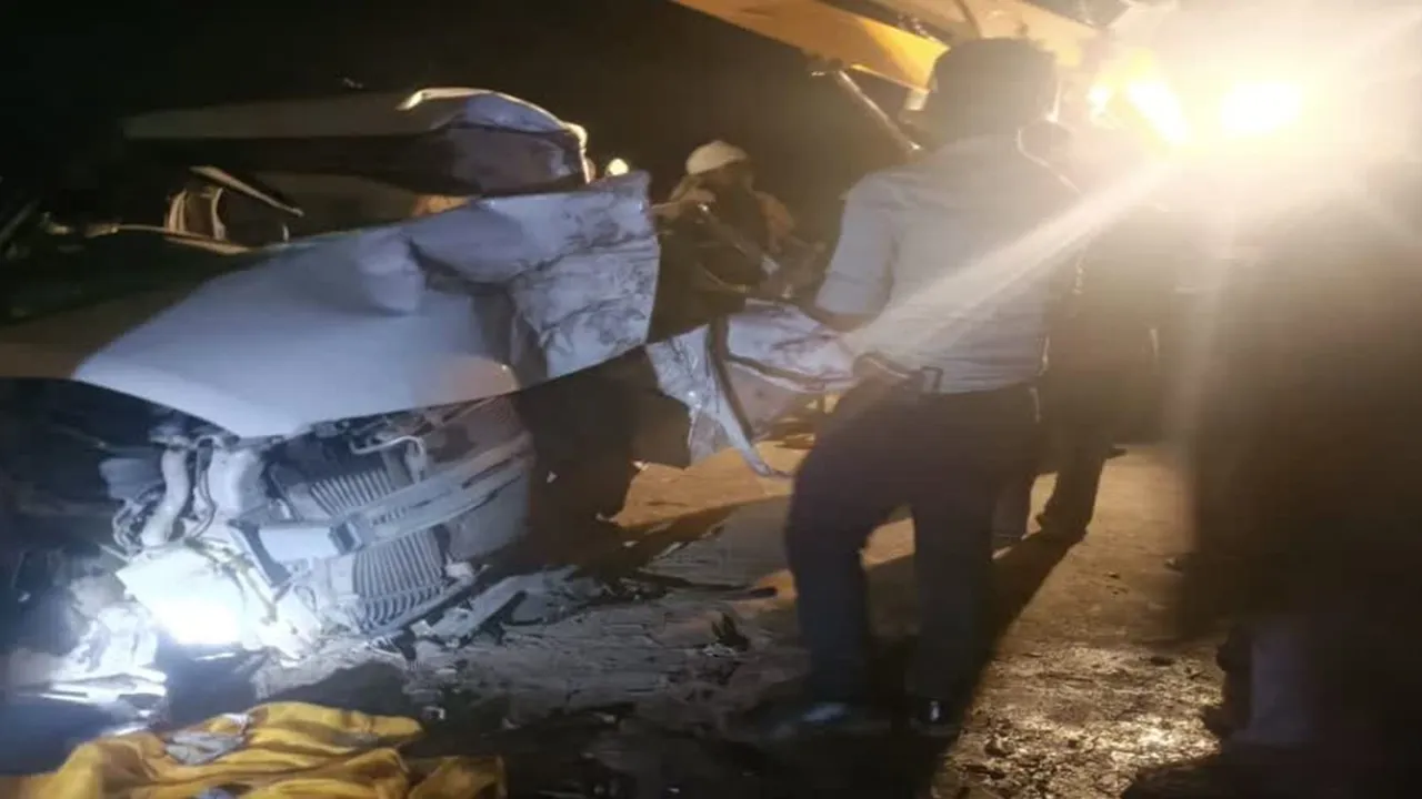 कौशांबी में बड़ा हादसा: बारातियों की कार पेड़ से टकराई, एयरफोर्स कर्मी समेत चार की मौत, एक अन्य घायल