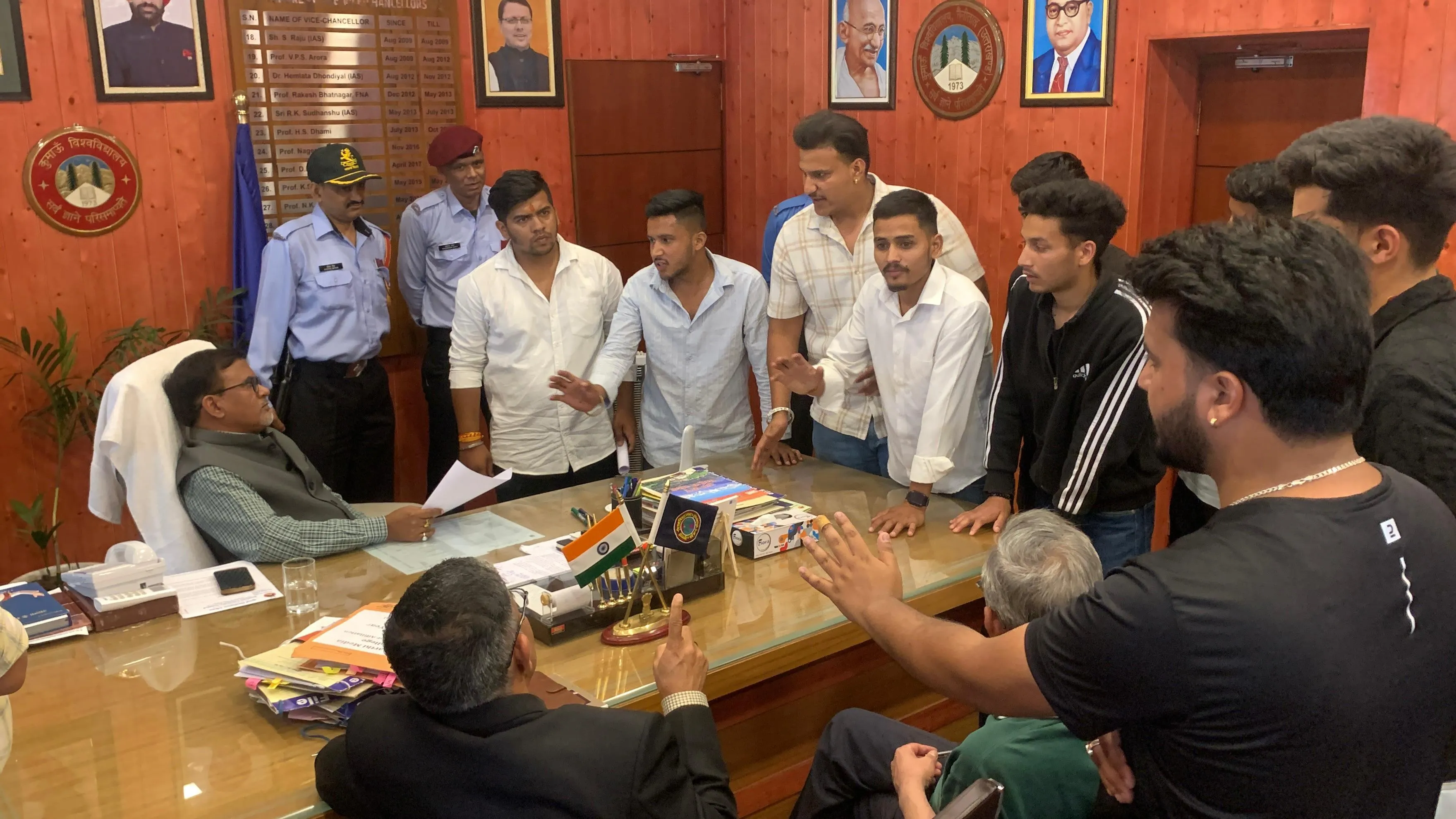 छात्र संघ चुनाव कराने की मांग पर कुलपति से नोकझोंक    