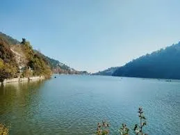 नैनीताल में मौसम ठंडा, चली तेज हवाएं     