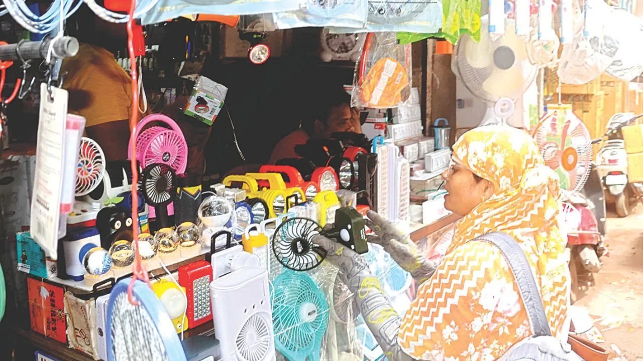 Kanpur: बाजारों में बढ़ी ट्रांजिस्टर और टॉर्च की मांग, ब्लैक आउट के बाद बाजारों में आने लगे खरीदार, व्यापारियों ने मंगवाएं उत्पाद