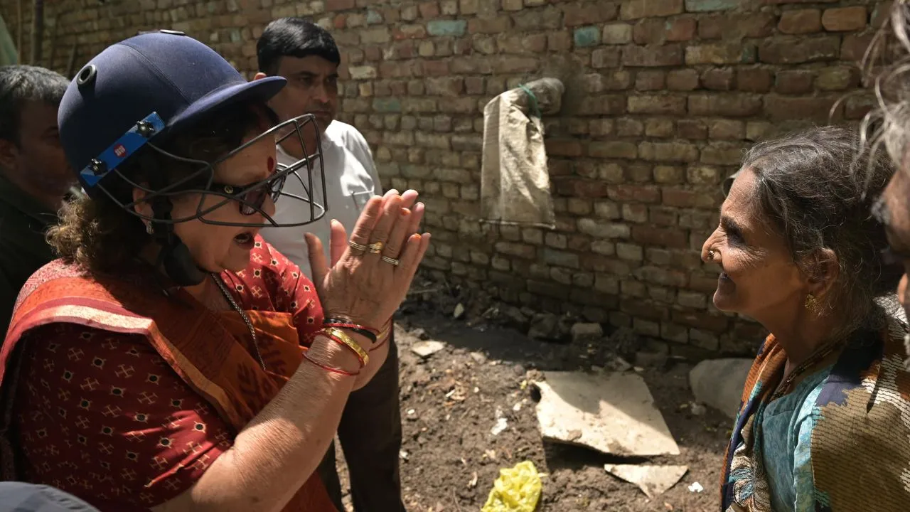 नालों के ऊपर से कब्जे साफ, हाथ जोड़ महापौर ने मनाया: कानपुर के उस्मानपुर कॉलोनी के आसपास चला अतिक्रमण अभियान