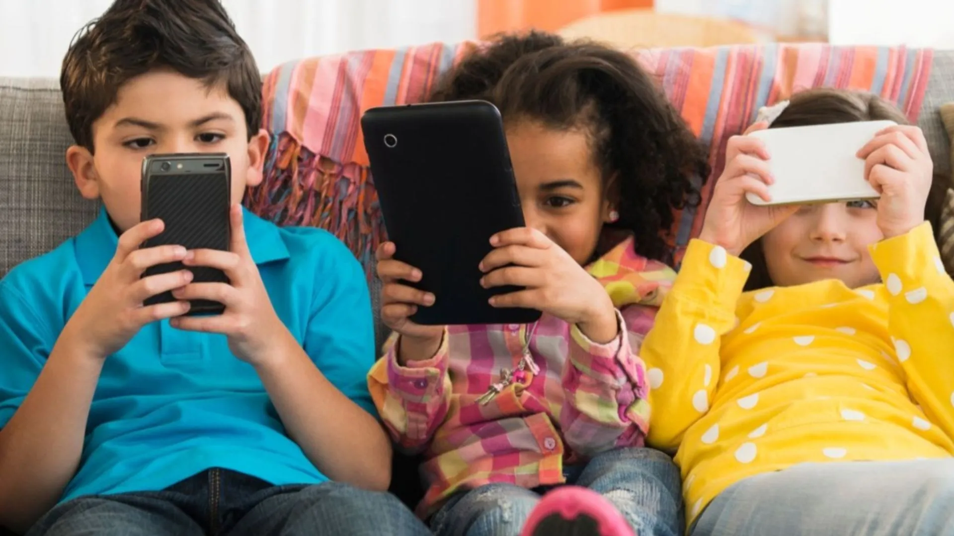 साइबर कान्ड्रिया का शिकार हो रहे बच्चे, मोबाइल की लत प्रभावित कर रही मानसिक विकास : KGMU विशेषज्ञ