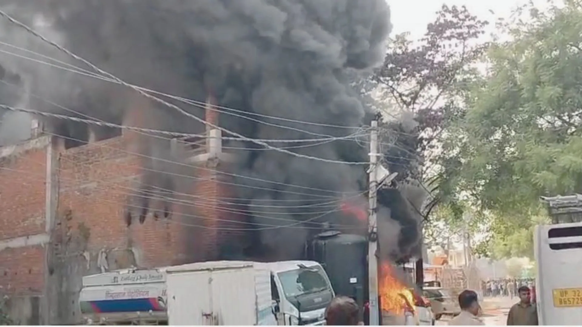 लखनऊ: सरोजनी नगर की फैक्ट्री में भीषण आग, मालिक और मजदूर जिंदा जले