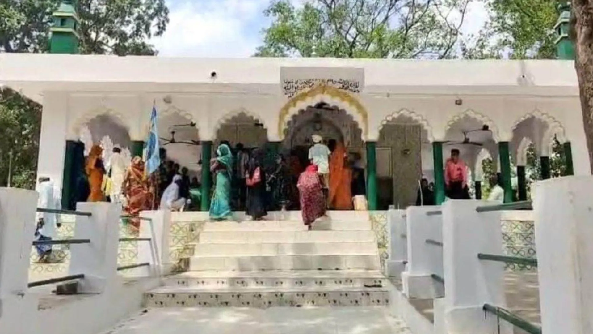 बहराइच में लक्कड़ शाह मजार पर नहीं लगेगा मेला, प्रशासन के फैसले पर आयोजकों ने जताया विरोध