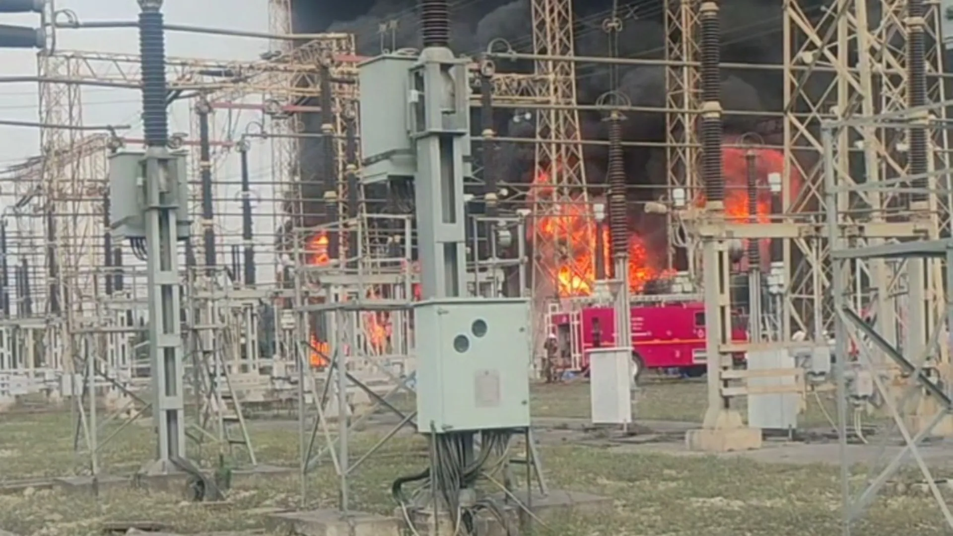 सोनभद्र में बड़ा हादसा, ओबरा तापीय परियोजना में लगी भीषण आग, दो ट्रांसफर के जलने से कई जिलों में बिजली गुल 