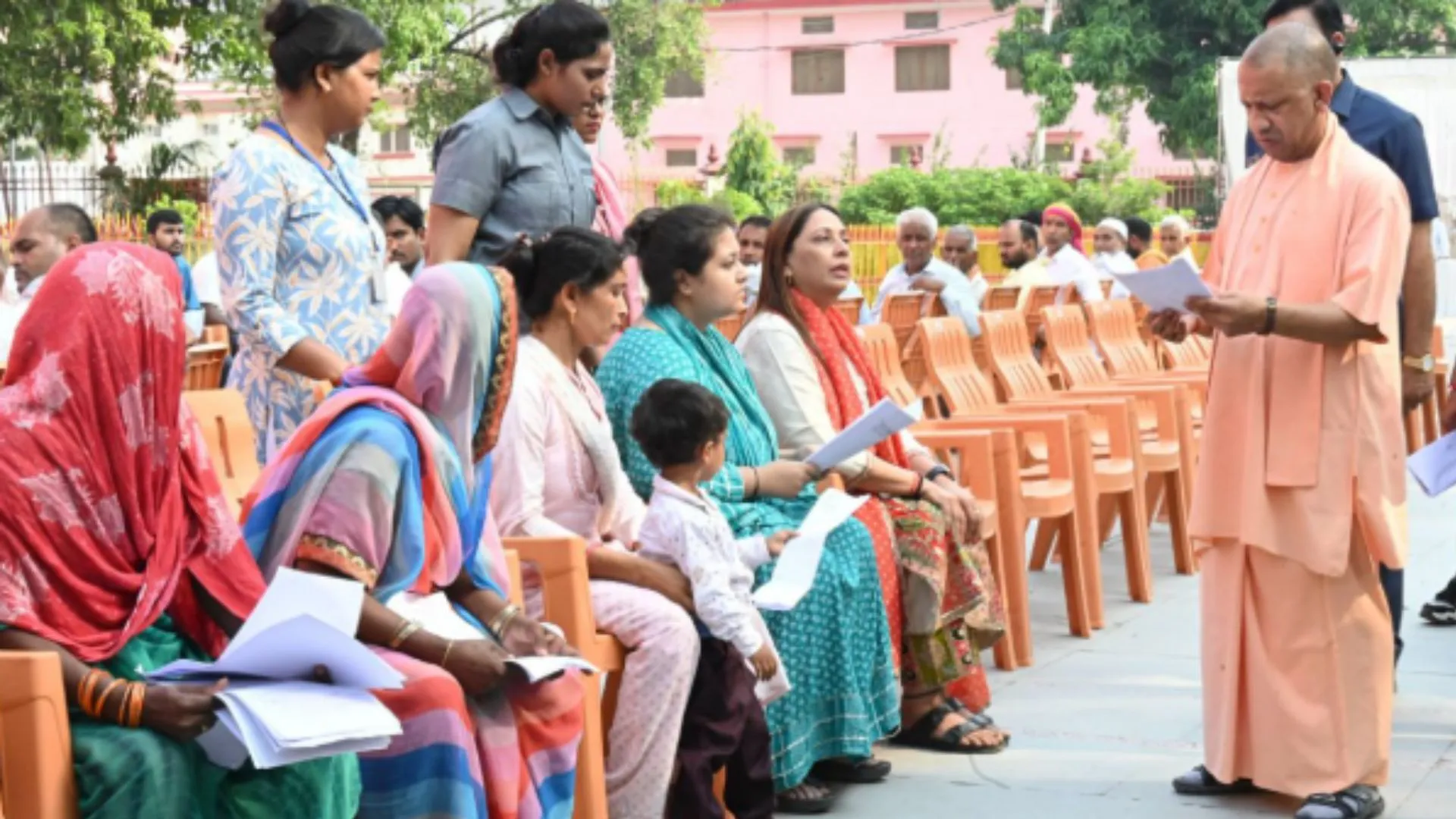 गोरखपुर पहुंचे योगी ! जनता दर्शन लगाकर सुनीं लोगों की समस्या, बोले- हर जरूरतमंद के साथ खड़ी है सरकार