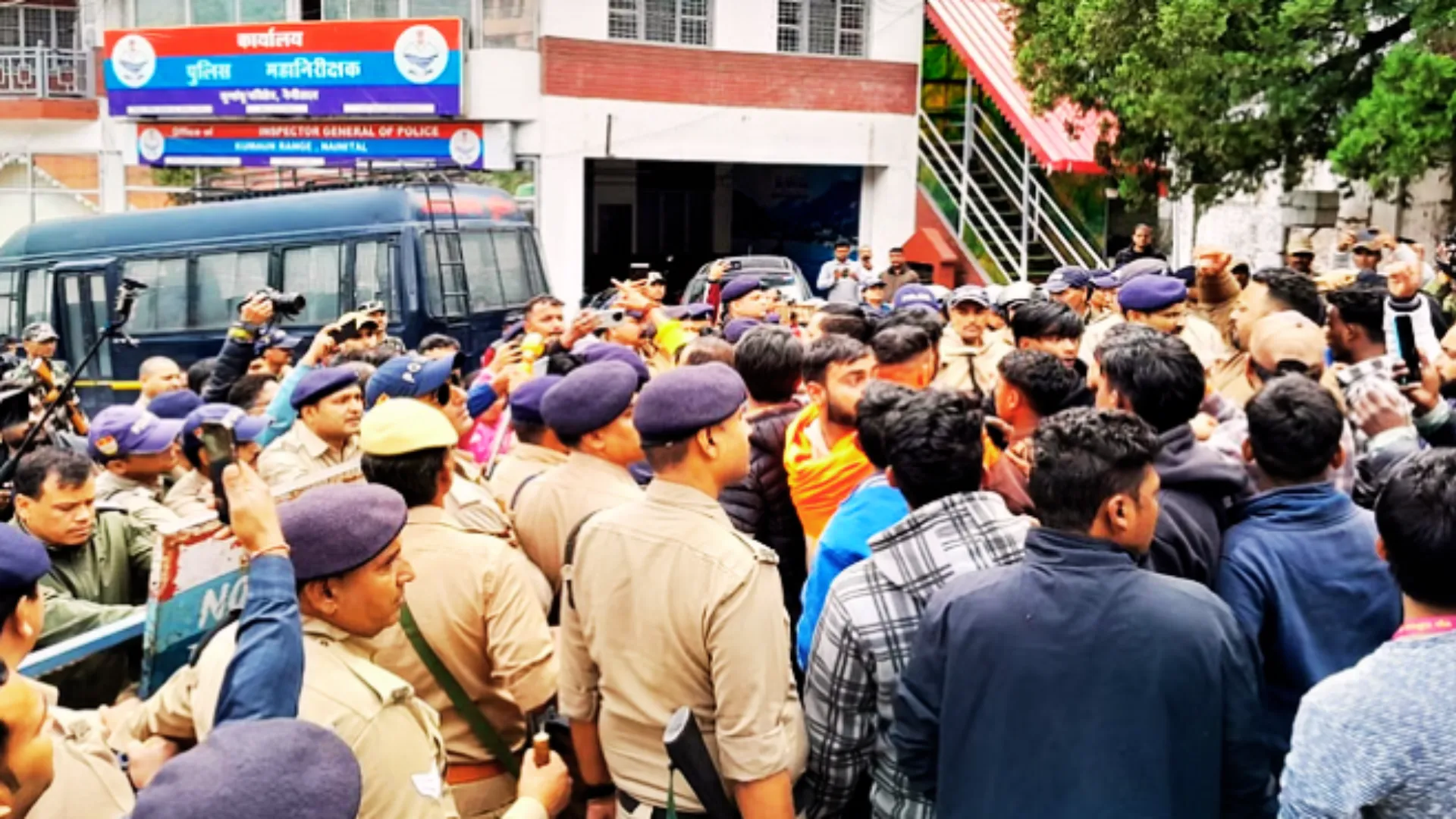 नैनीताल : तीसरे दिन भी तनाव के हालात, धार्मिक स्थल की तरफ बढ़ती भीड़ को पुलिस ने रोका 