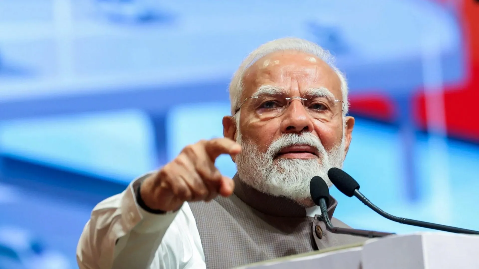 शुभम द्विवेदी के परिवार से मिलकर भावुक हुए PM मोदी, बोलें-आतंकवाद के खिलाफ जारी रहेगी लड़ाई 