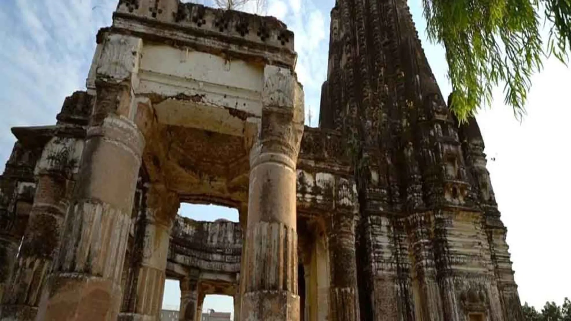 पाकिस्तान : सिंध प्रांत के 100 साल पुराने मंदिर की जमीन पर अवैध कब्जा, हिंदू समुदाय ने लगाई सरकार से गुहार