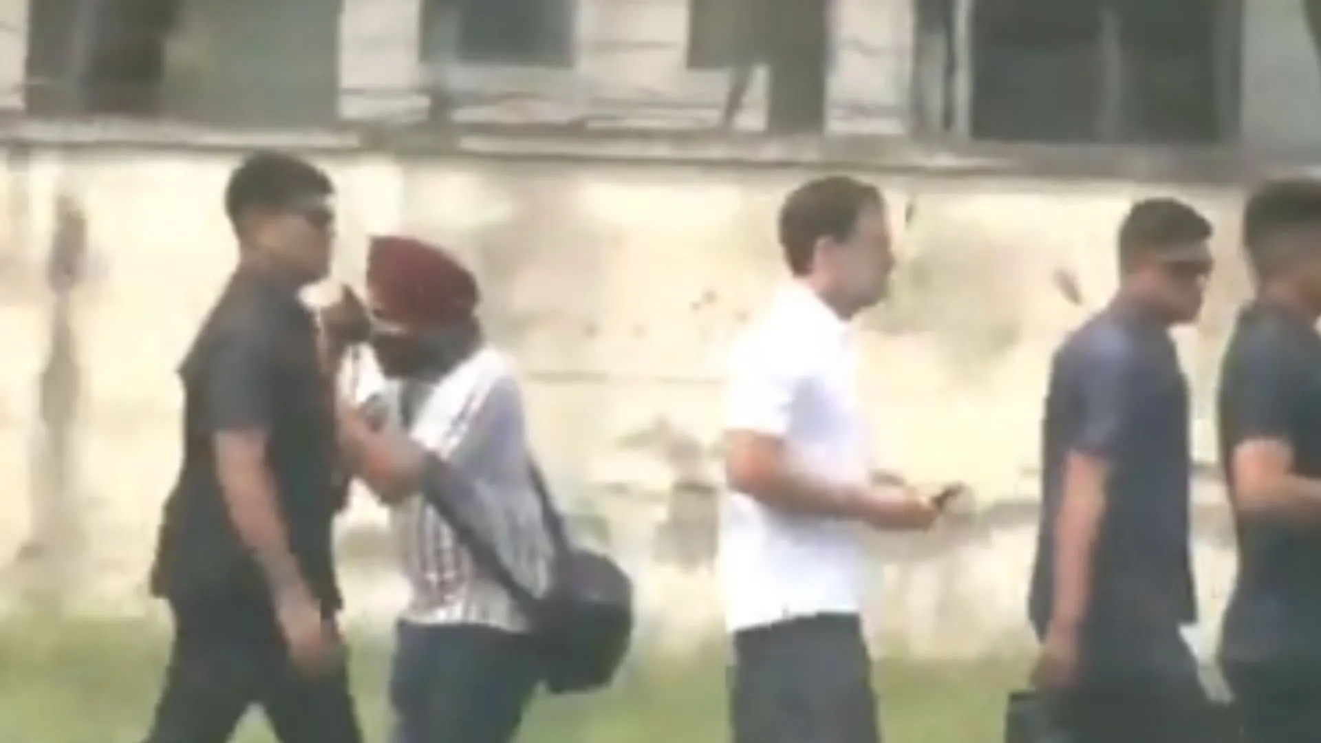 जम्मू-कश्मीर पहुंचे राहुल गांधी, पाक गोलाबारी में मारे गए लोगों के परिजनों से की मुलाकात 