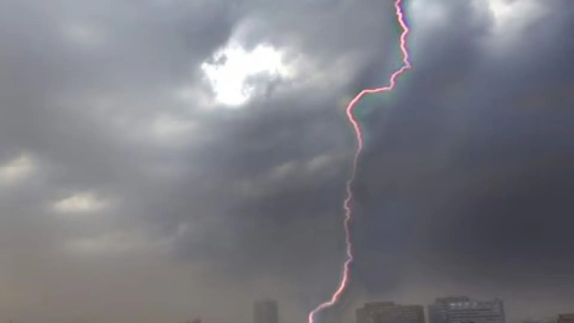 आंधी और बारिश का कहर, नोएडा में 2 वर्षीय बच्चे समेत तीन लोगों की मौत