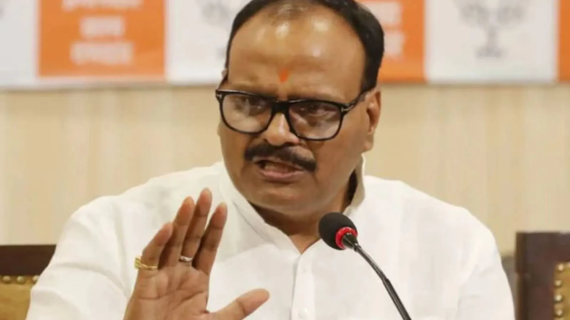 अल्पसंख्यकों को ठगती हैं सपा-कांग्रेस, विपक्ष पर बोले डिप्टी सीएम ब्रजेश पाठक - गुमराह कर पार्टियां लेती हैं वोट