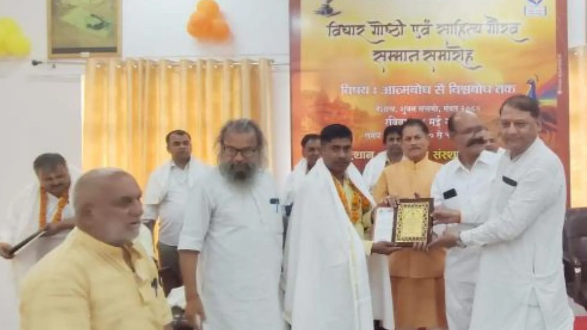 बृजनन्दन राजू को मिला साहित्य गौरव सम्मान 