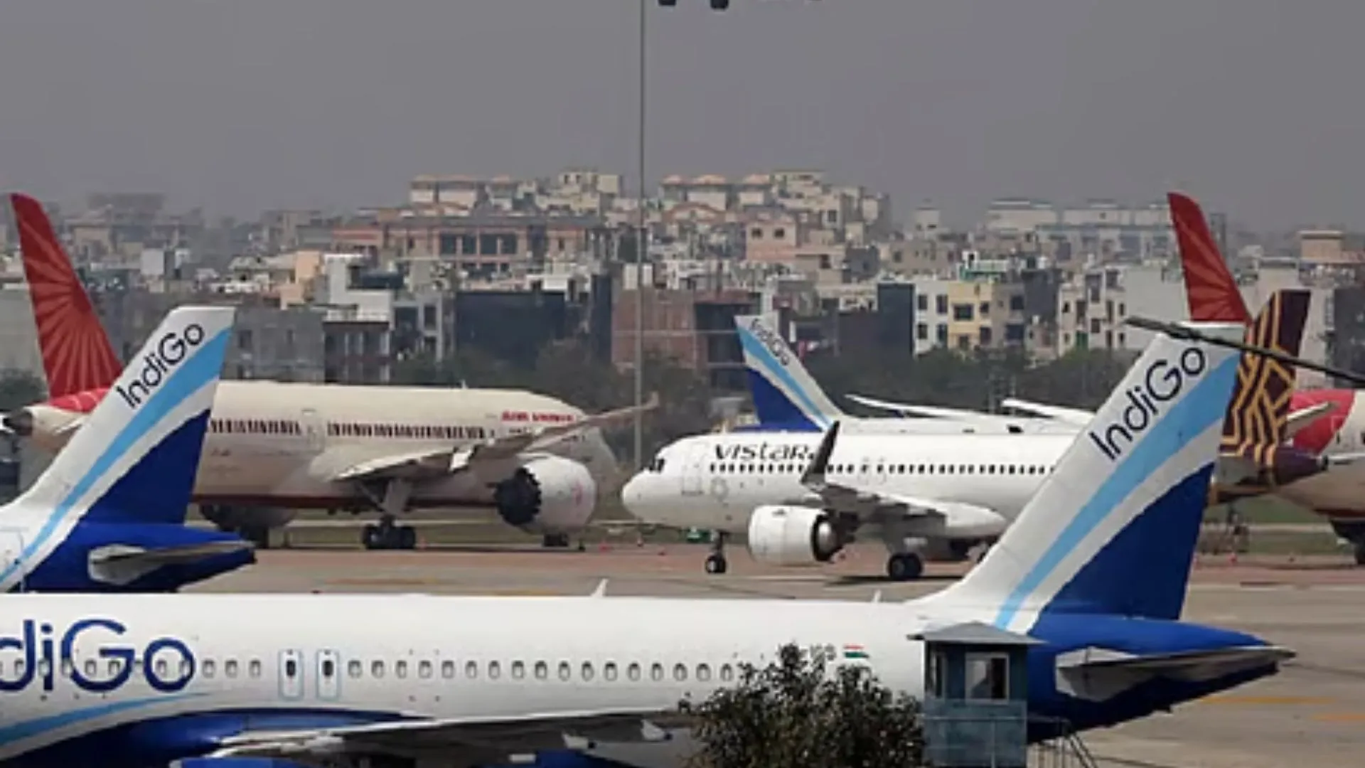 India-Pakistan Tension : अस्थायी रूप से बंद भारत के 32 हवाई अड्डे, 15 मई तक नहीं उड़ेगी फ्लाइट 