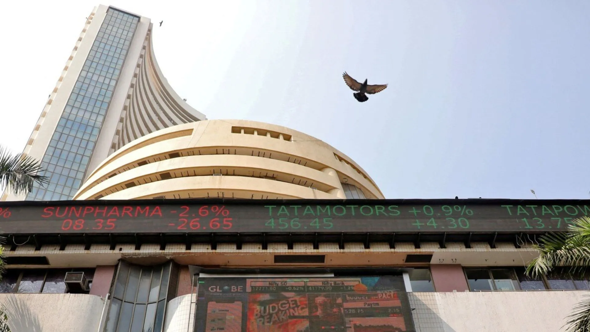 शेयर बाजार में आज बड़ी गिरावट, अमेरिकी डॉलर के मुकाबले सीमित रहा रुपया 