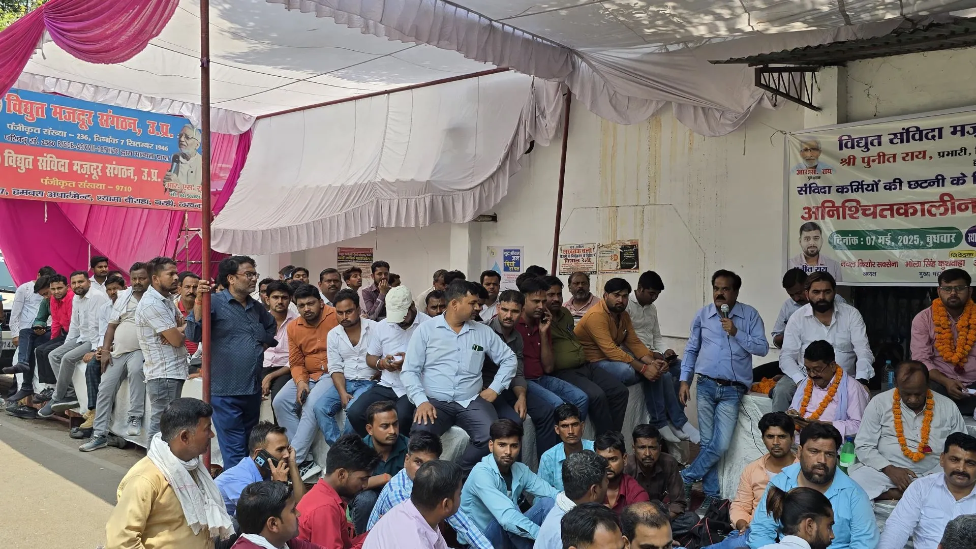 आउटसोर्स संविदा कर्मियों की भूख हड़ताल जारी, छटंनी के खिलाफ उग्र आंदोलन की चेतावनी