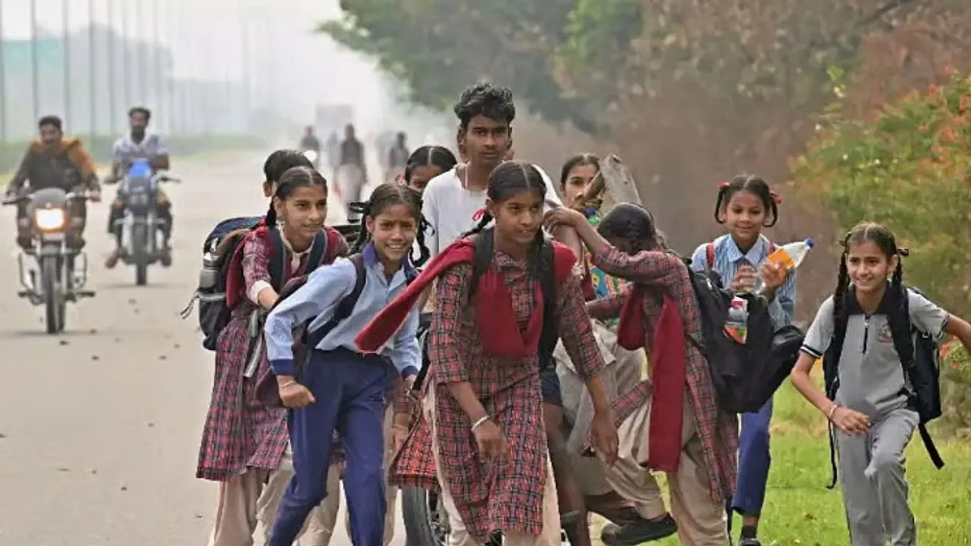  जम्मू कश्मीर के सीमावर्ती जिलों में खोले गए स्कूल-कॉलेज, छात्रों के खिले चेहरे 