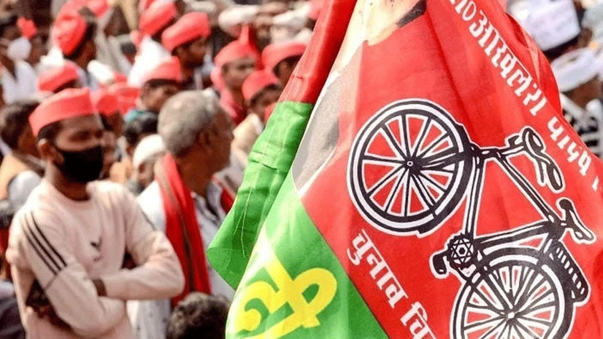 लखनऊ: कलेक्ट्रेट में सपा कार्यकर्ताओं का प्रदर्शन, करणी सेना पर कार्रवाई की मांग