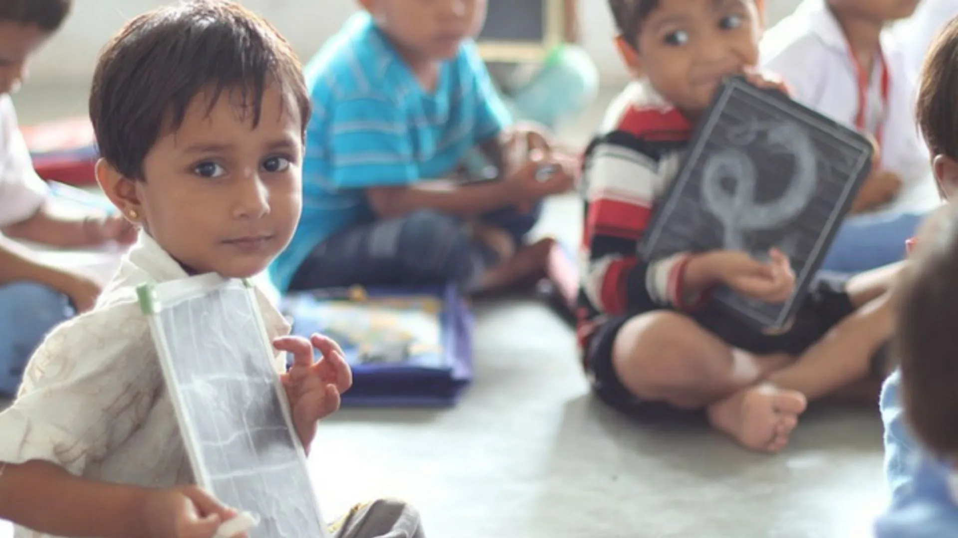 'लर्निंग बाय डूइंग’ से बच्चों में आएगी क्रिएटिविटी, किताबी दुनिया के बजाय वास्तविक प्रयोग पर ध्यान केंद्रित कर रहे बेसिक स्कूल 