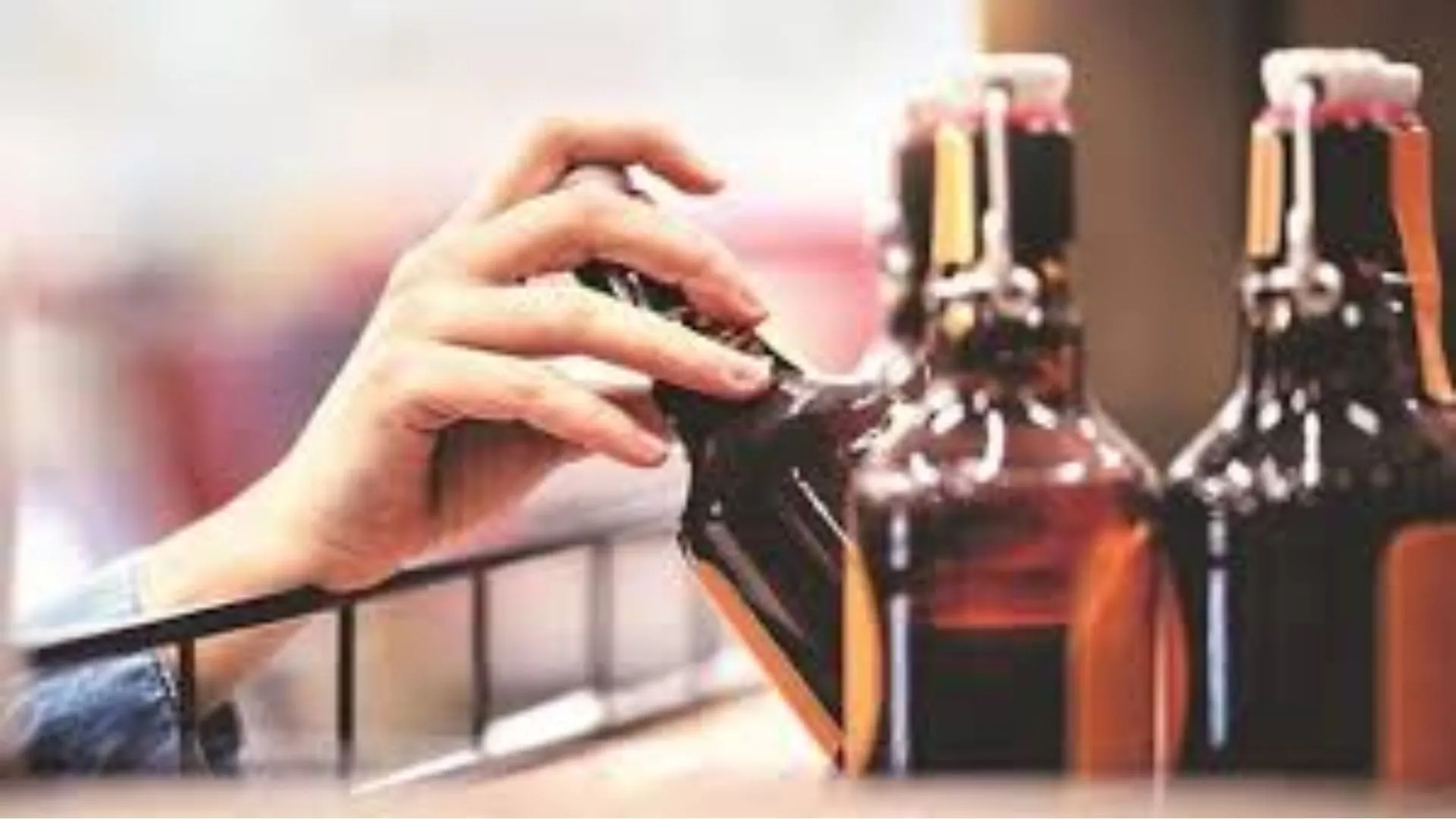 आवासीय क्षेत्र में खुलेआम बिक रही शराब, दुकान का लोगों ने किया विरोध