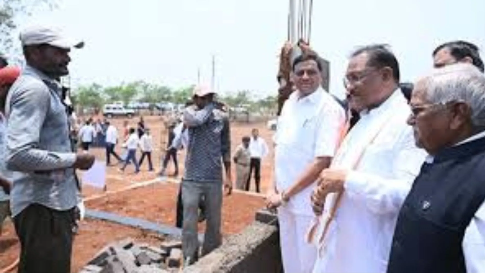 छत्तीसगढ़ के इस गांव में बनेगा महतारी सदन, CM विष्णु देव साय ने किया निरीक्षण 