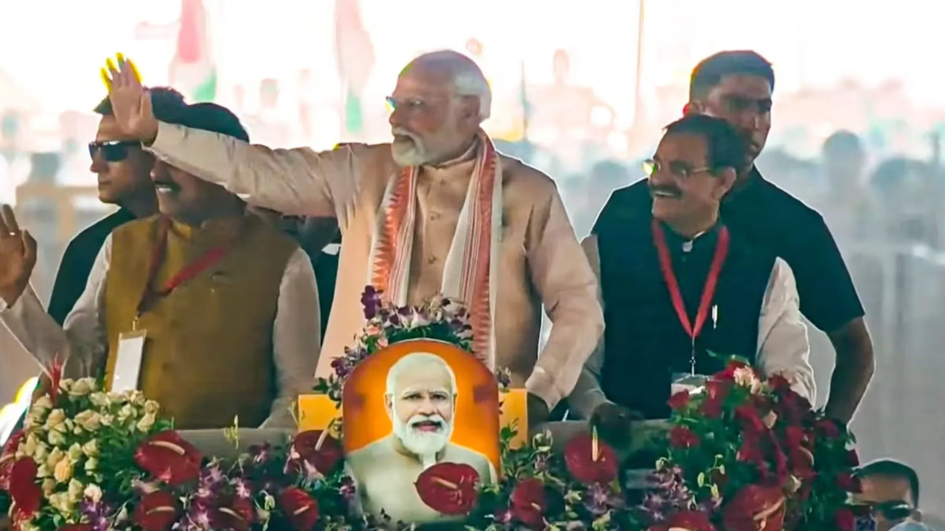 भोपाल पहुंचे PM नरेंद्र मोदी, रोडशो में तिरंगा लहराते दिखी महिलाएं