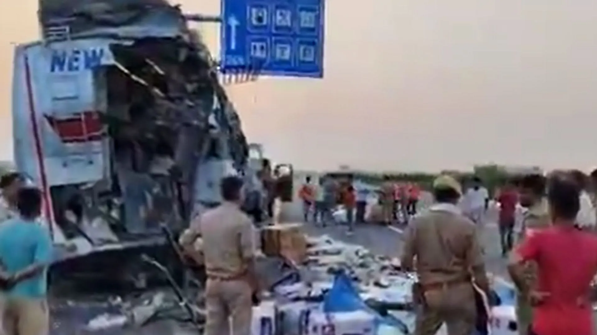 लखनऊ-आगरा एक्सप्रेस-वे पर बड़ा हादसा, आपस में टकराई दो बसें, 25 से ज्यादा लोग गंभीर रूप से घायल