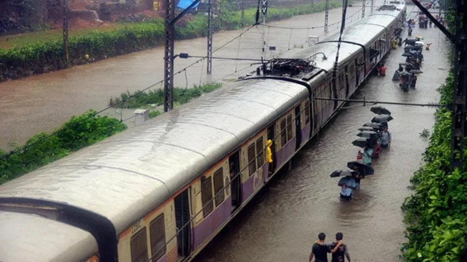Mumbai Rains: मुंबई में आफत की बारिश, सड़के बनी समंदर, ट्रेन-विमान सेवाएं प्रभावित, ऑरेंज अलर्ट जारी