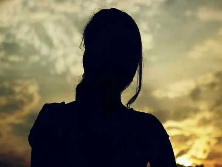 कमरे में बंद करके गई मां, बेटी ने फांसी लगा ली  