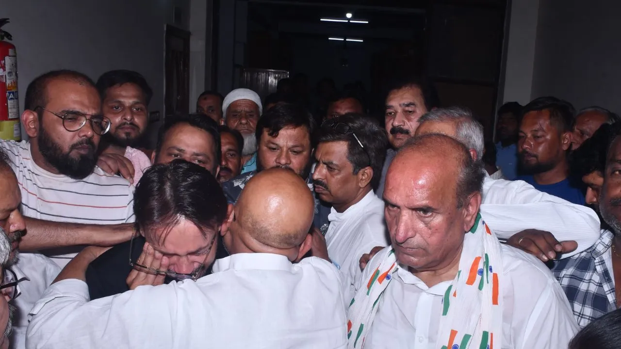 चमनगंज अग्निकांड पीड़ित परिजन से मिलने पहुंचे अजय राय: पहलगाम हमले में मारे गए शुभम के परिजनों से भी मिले, शहीद का दर्जा देने की मांग