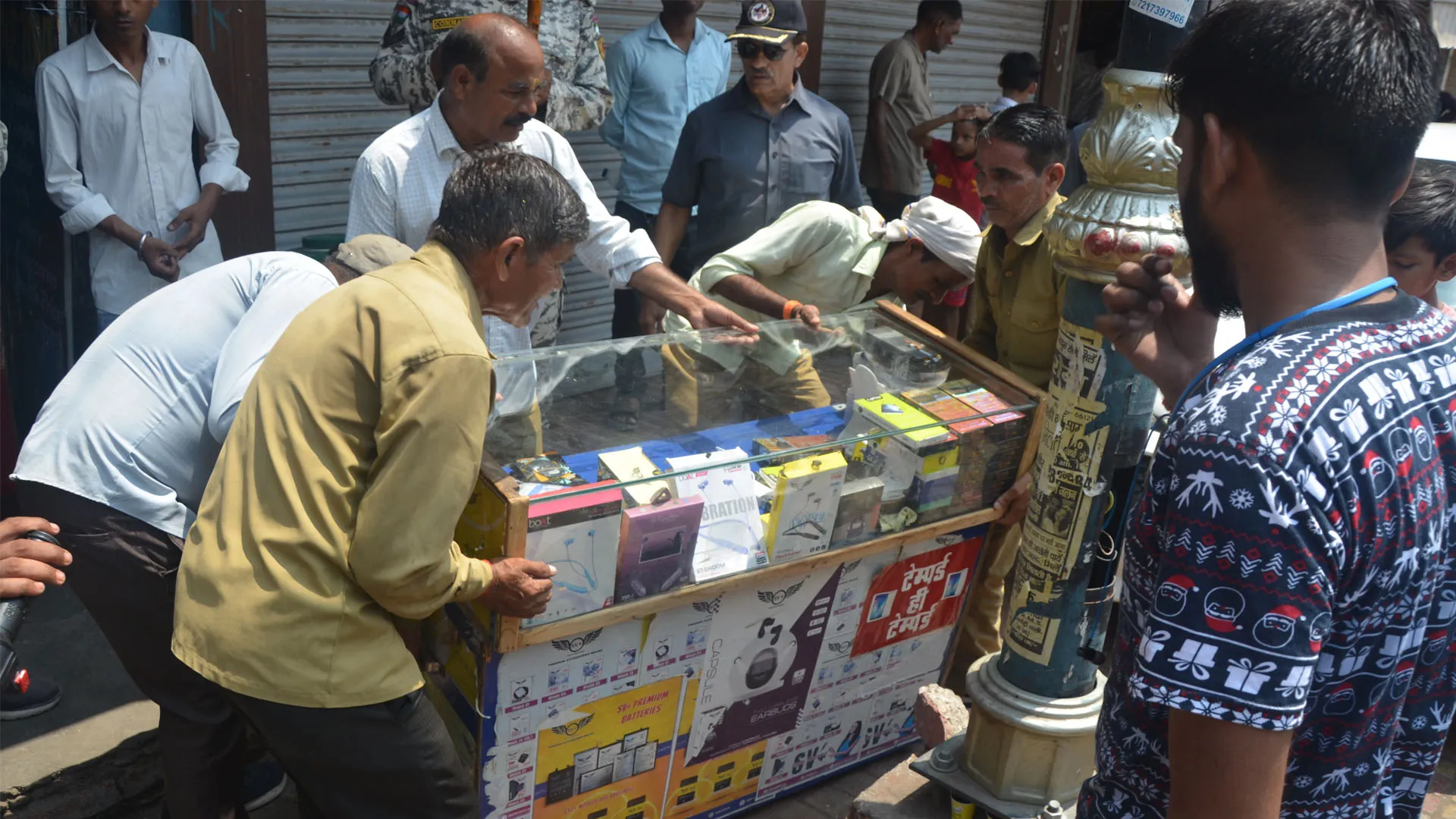 Bareilly: नगर निगम टीम ने हटाया अतिक्रमण, व्यापारियों से नोकझोंक